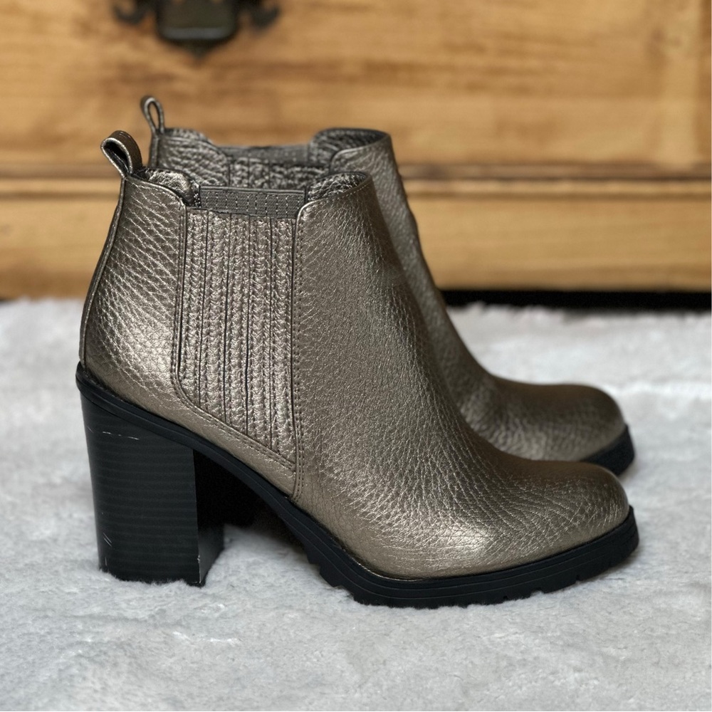 Sam & Libby Chunky Block Heel Lug Sole Ankle Booties Gold Women’s Sz 7.5